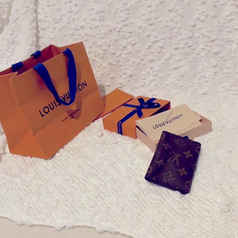 BRAND NEW LV CARD HOLDER